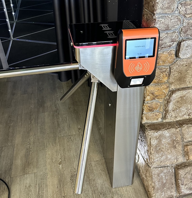 Automatic card swiping gate, subway card validation system